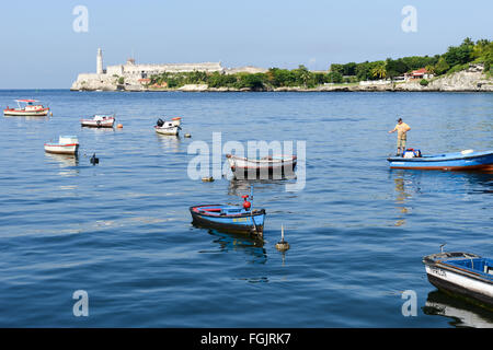 Havanna 7. Januar 2016: Fischer mit seinem Boot in der Bucht von Havanna mit El Morro Schloß im Hintergrund Stockfoto