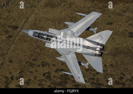 RAF Panavia Tornado GR4 nähert sich der Mach-Schleife in Nord-Wales Stockfoto