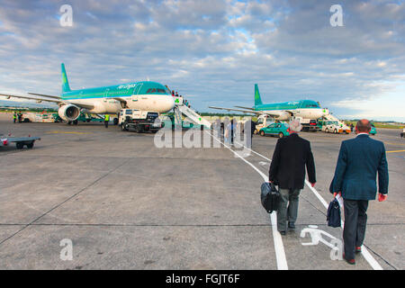 Passagiere zu Fuß zu aerlingus Aer Lingus Ebene Stockfoto