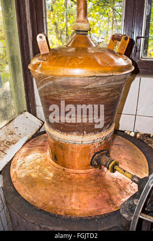 Der Kessel für die Herstellung von hausgemachten brandy Stockfoto