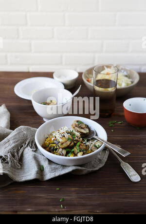 italienische Pasta in Schüssel weiß, Tisch, Einstellung Stockfoto