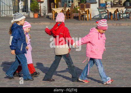 Kindergarten-Kinder am Raekoja Plats, Tallinn, Estland Stockfoto