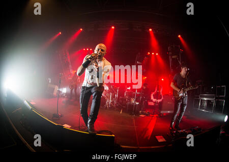 Fontaneto d'Agogna Italien. 19. Februar 2016. Der italienische Rockband NEGRITA führt live auf der Bühne auf das Phänomen während der "Club Tour 2016" Kredit: Rodolfo weitertransferiert/Alamy Live News Stockfoto