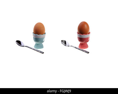 Zwei Eierbecher, Eiern und Löffeln. Stockfoto