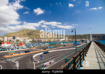 Los Cristianos Hafen Blick von der Seebrücke entfernt. Montana de Guaza auf Hintergrund. Stockfoto