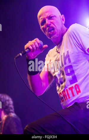 Fontaneto d'Agogna Italien. 19. Februar 2016. Der italienische Rockband NEGRITA führt live auf der Bühne auf das Phänomen während der "Club Tour 2016" Kredit: Rodolfo weitertransferiert/Alamy Live News Stockfoto