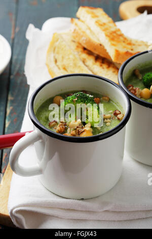 Grün-Püree-Suppe in weiße Tasse Stockfoto