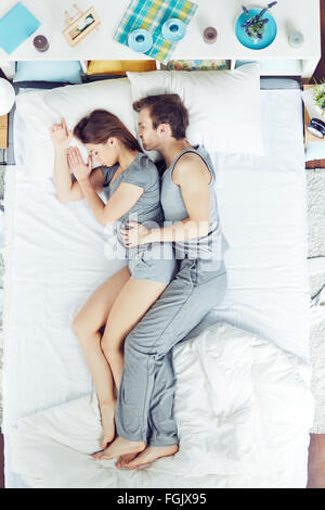 Junger Mann und Frau im Bett schläft Stockfoto