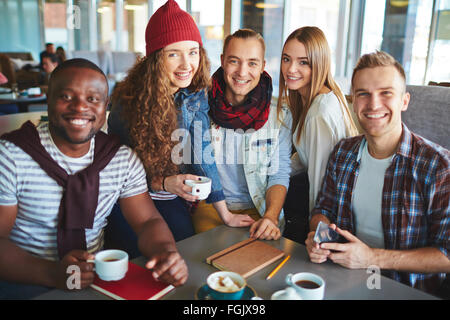 Freundlichen Teenager in Casual-Wear mit Kaffee im café Stockfoto