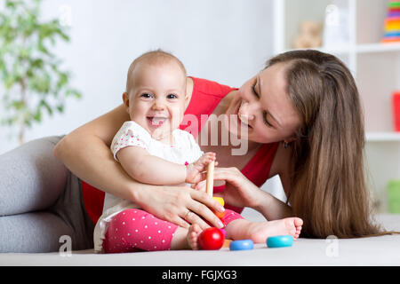 süße Mutter und Baby spielen zu Hause drinnen Stockfoto