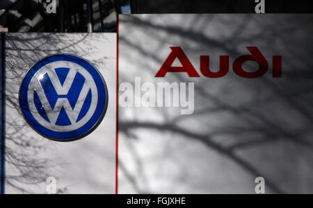 Markenname: 'VW Volkswagen' Und 'Audi', Berlin. Stockfoto