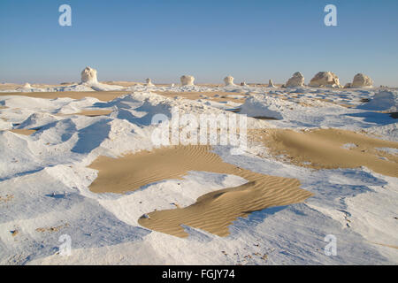 Sand und weißen Kalkstein sah aus wie Eis in einem Meer von Sand (Morgenlicht), Weiße Wüste, Ägypten Stockfoto