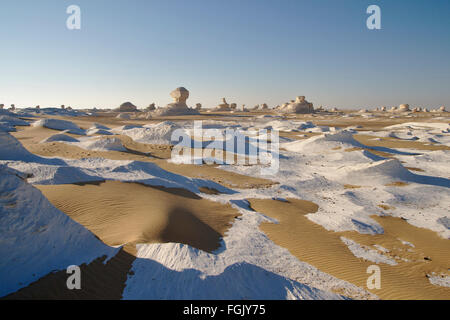 Sand und weißen Kalkstein sah aus wie Eis in einem Meer von Sand (Morgenlicht), Weiße Wüste, Ägypten Stockfoto