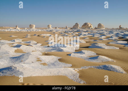 Sand und weißen Kalkstein sah aus wie Eis in einem Meer von Sand (Morgenlicht), Weiße Wüste, Ägypten Stockfoto