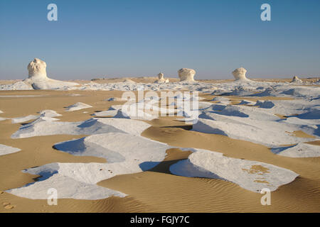 Sand und weißen Kalkstein sah aus wie Eis in einem Meer von Sand (Morgenlicht), Weiße Wüste, Ägypten Stockfoto