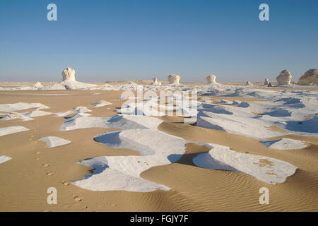 Sand und weißen Kalkstein sah aus wie Eis in einem Meer von Sand (Morgenlicht), Weiße Wüste, Ägypten Stockfoto