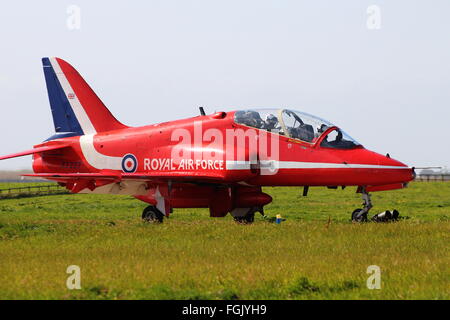 XX227, eine BAe Hawk T1 von der Royal Air Force Kunstflug-Team, die Red Arrows am Leuchars 2012 angezeigt. Stockfoto