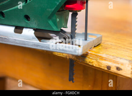 Elektrische Stichsäge schneiden ein Stück Holz hautnah Stockfoto