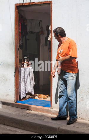 Das tägliche Leben in Kuba - kubanischer Mann außerhalb der Eingang zum Apartment in Havanna, Kuba, Karibik, Karibik, Zentral- und Lateinamerika Stockfoto