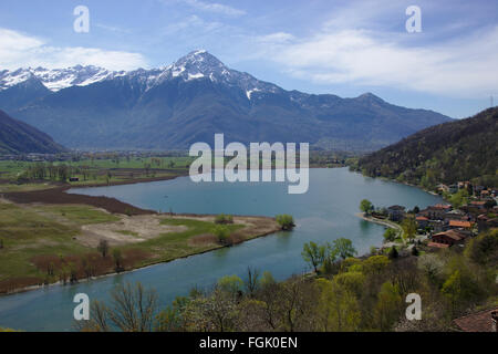 Mera Fluß, Dorf Dascio und kleinen See Lago di Mezo bis Comer See, Monte Legnone im Hintergrund. Lario, Italien Stockfoto