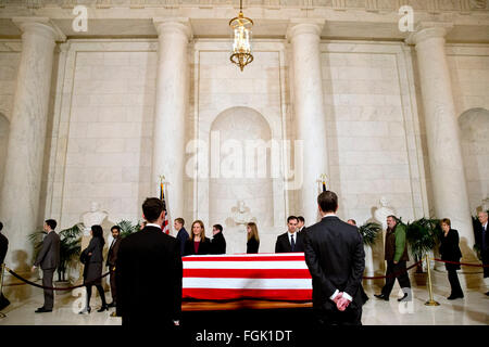 Mitarbeiter des United States Supreme Court besuchen eine private Besichtigung in der Aula von den US Supreme Court wo spät höchstes Gericht Gerechtigkeit Antonin Scalia in Ruhe in Washington, DC auf Freitag, 19. Februar 2016 liegt. Bildnachweis: Jacquelyn Martin/Pool über CNP - kein Draht-Dienst- Stockfoto