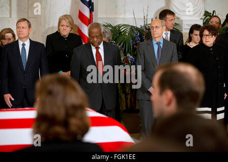 Oberrichter der Vereinigten Staaten John G. Roberts, Jr., links, Ginny Thomas, neben ihrem Ehemann US Supreme Court Gerechtigkeit Clarence Thomas, US Höchstes Gericht Gerechtigkeit Stephen G. Breyer, und US Supreme Court Justice Sonia Sotomayor, Teilnahme an einer privaten Zeremonie in der Aula von den US Supreme Court wo spät höchstes Gericht Gerechtigkeit Antonin Scalia in Ruhe in Washington liegt , DC auf Freitag, 19. Februar 2016. Bildnachweis: Jacquelyn Martin/Pool über CNP - kein Draht-Dienst- Stockfoto
