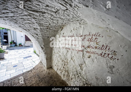 Ein vernacular Gedicht an der weiß getünchten Wand eine Passage in der Altstadt von Cisternino Stockfoto