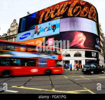 London-Bus und Taxi vorbei Picadilly Circus London Stockfoto