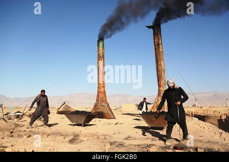 Kabul, Afghanistan. 20. Februar 2016. Afghanischen Männer arbeiten an einer Ziegelei in Kabul, Hauptstadt von Afghanistan, 20. Februar 2016. Afghanen sind wirtschaftliche Not in den vergangenen zwei Jahren konfrontiert wie Unsicherheit, Armut und endemische Korruption sind die Hauptgründe, die die Entwicklung des Landes behindern. © Rahmat Alizadah/Xinhua/Alamy Live-Nachrichten Stockfoto