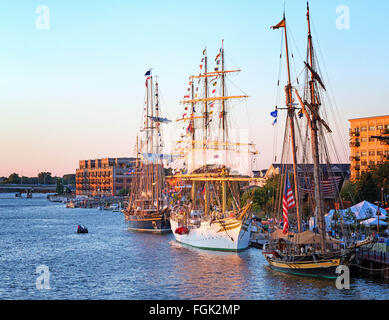 Bay City, Michigan, Vereinigte Staaten von Amerika - 12. Juli 2013 - Tall Ships säumen die Flussufer im Wenonah Park in der Innenstadt von Stockfoto