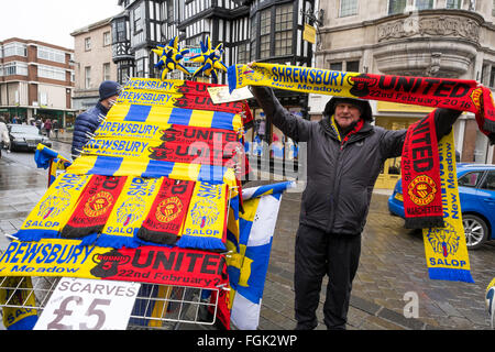 Shrewsbury, Großbritannien. Samstag, 20. Februar 2016. Standbesitzer verkaufen Schals im mittelalterlichen Stadtzentrum von Shrewsbury vor Montages FA-Cup-Spiel zwischen Shrewsbury Town und Manchester United, Shropshire, UK. Bildnachweis: John Hayward/Alamy Live-Nachrichten Stockfoto