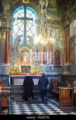 LVIV, UKRAINE - 16. Januar 2016: Indoor Innenraum Lateinische Kathedrale. Gebet mit Menschen. Stockfoto