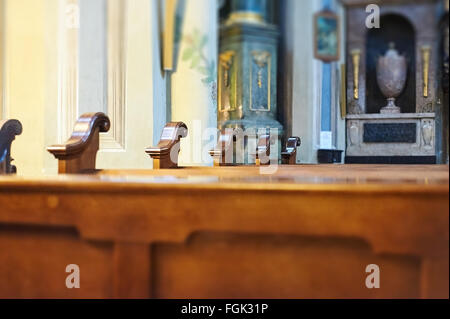 LVIV, UKRAINE - 16. Januar 2016: Indoor Innenraum Lateinische Kathedrale. Holzbänke in der alten Kathedrale. Tilt-Shift-Effekt Stockfoto