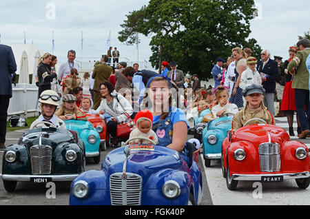 Die Settrington Schale am Goodwood Revival ist für 4 - 10-jährige Knaben alle Fahren ähnliche Austin J40 Pedal Cars. Kind Treiber Stockfoto