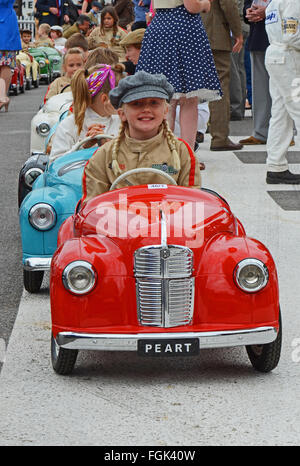 Die Settrington Schale am Goodwood Revival ist für 4 - 10-jährige Knaben alle Fahren ähnliche Austin J40 Pedal Cars. Kind Treiber Stockfoto