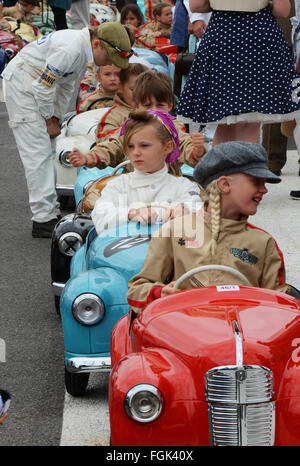 Die Settrington Schale am Goodwood Revival ist für 4 - 10-jährige Knaben alle Fahren ähnliche Austin J40 Pedal Cars. Kind Treiber Stockfoto