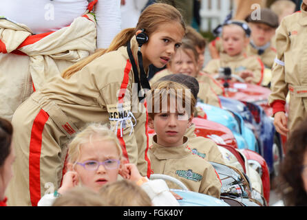 Die Settrington Schale am Goodwood Revival ist für 4 - 10-jährige Knaben alle Fahren ähnliche Austin J40 Pedal Cars. Kind Treiber Stockfoto