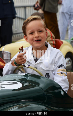 Die Settrington Schale am Goodwood Revival ist für 4 - 10-jährige Knaben alle Fahren ähnliche Austin J40 Pedal Cars. Kind Treiber Stockfoto