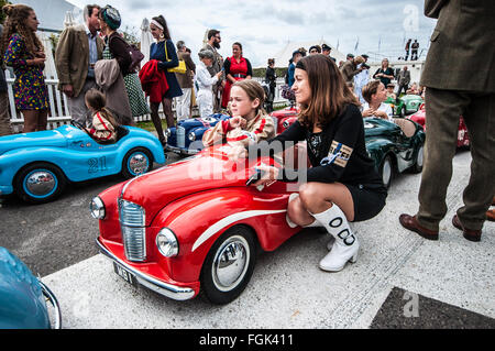 Die Settrington Schale am Goodwood Revival ist für 4 - 10-jährige Knaben alle Fahren ähnliche Austin J40 Pedal Cars. Kind Treiber Stockfoto