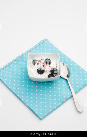 Skyr mit Blaubeeren und Cranberry Pulver gekrönt. Stockfoto