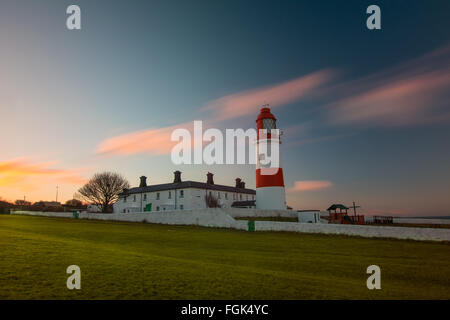 Sonnenuntergang am Leuchtturm Whitburn souter Stockfoto