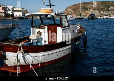 Kleine Fischerei und Freizeit Boote im Hafen, Adria gebunden Stockfoto