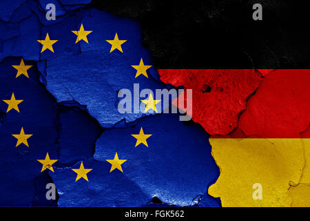 Flaggen der EU und Deutschland auf rissige Wand gemalt Stockfoto