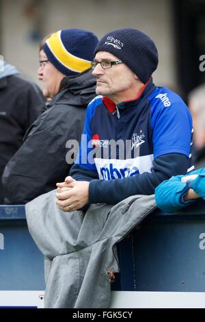 Sixways Stadium, Worcester, UK. 20. Februar 2016. Aviva Premiership. Worcester Warriors versus Verkauf Haie. Ein Verkauf-Fan Uhren das warme oben. Bildnachweis: Aktion Plus Sport/Alamy Live-Nachrichten Stockfoto