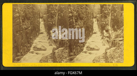 Eine Fotografie von H. S. Fifield von The Flume in Franconia, New Hampshire, aufgenommen während der Überschwemmung von 1869, die die Kraft der Natur in diesem dramatischen Ereignis unterstreicht. Stockfoto