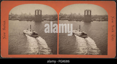 Ein stereoskopischer Blick aus der Robert N. Dennis-Sammlung, der eine Fähre zeigt, die den East River in New York City überquert und das Boot und die umliegende städtische Uferpromenade erfasst. Stockfoto