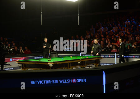 Cardiff Arena, Cardiff, Wales. 20. Februar 2016. Wetten Sie Victor Snooker Welsh Open Halbfinale. Mark Allen gegen Neil Robertson. Mark Allen und Neil Robertson in das Halbfinale der Welsh Open an der Hallam FM Arena in Cardiff Credit: Action Plus Sport/Alamy Live News Stockfoto