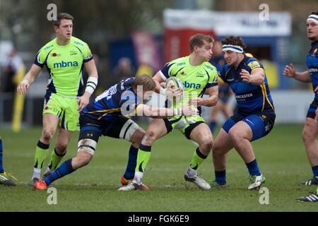 Sixways Stadium, Worcester, UK. 20. Februar 2016. Aviva Premiership. Worcester Warriors versus Verkauf Haie. Sale Sharks Verteidiger Mike Haley in Angriff genommen wird. Bildnachweis: Aktion Plus Sport/Alamy Live-Nachrichten Stockfoto