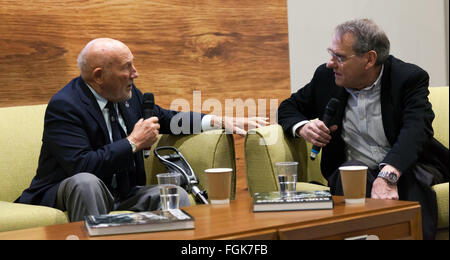 Sir Stirling Moss interviewt von Simon Taylor über seine neue buchen "Stirling Moss - My Racing Life" bei Speakers' Corner während der 2016 London Classic Car Show. Stockfoto