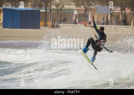 Fuengirola, Malaga, Andalusien, Spanien. 20. Februar 2016. Kitesurfer nimmt Verhandlungsvorteil orange Code alarmierend hohe Wellen. Bildnachweis: Perry van Munster / Alamy Live News Stockfoto